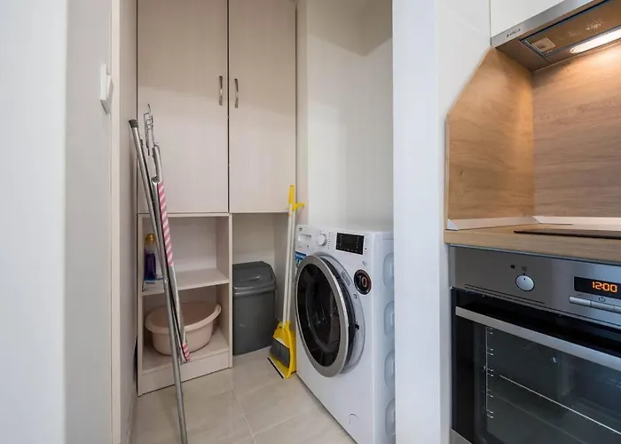 Labyrinth - Free Parking Space Included *