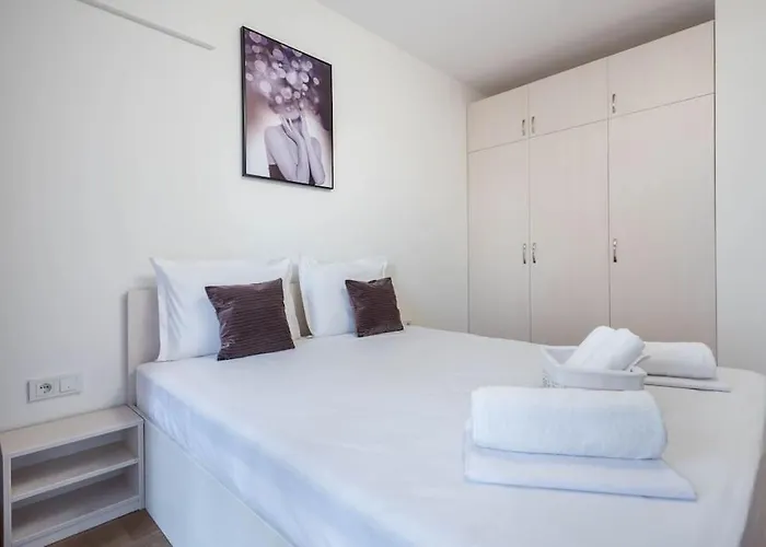 Labyrinth - Free Parking Space Included וארנה