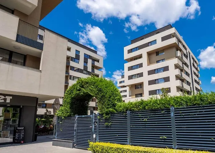 Labyrinth - Free Parking Space Included